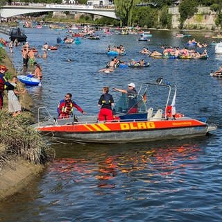 Rettungsschwimmer der DLRG sind am Schwörmontag beim Nabada in der Donau im Einsatz.