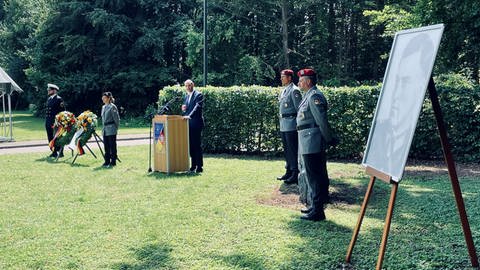Landesfinanzminister Danyal Bayaz hält eine Rede auf der Gedenkfeier von Stauffenberg in Ulm. 