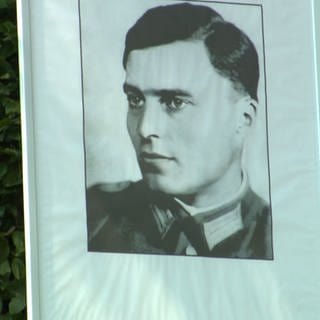 Oberst Stauffenberg auf einem Foto bei der Gedenkfeier in der Wilhelmsburg-Kaserne in Ulm. 