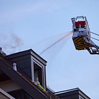 Feuerwehrleute auf einer Drehleiter bei Löscharbeiten. Bei einem Wohnungsbrand in der Heidenheimer Innenstadt ist am Donnerstagabend eine Frau ums Leben gekommen.