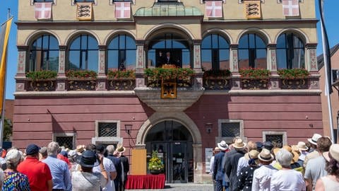 Dreh- und Angelpunkt des Schwörmontags: Die Schwörrede vom Balkon des Schwörhauses am Ulmer Weinhof. Dieses Mal wird zum ersten Mal der neu gewählte OB Martin Ansbacher (SPD) dort stehen (Archivbild).