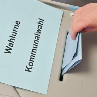 Ein Wahlbrief wird in die Wahlurne der Kommunalwahl eingeworfen, in Bleubeuren-Pappelau muss die Wahl für den Ortschaftsrat wiederholt werden. 