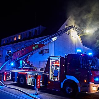 Ein Feuerwehrauto beim nächtlichen Löscheinsatz. Am späten Freitagabend musste die Feuerwehr in Heidenheim einen Wohnungsbrand bekämpfen.