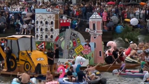 Das laut Publikum beste Themenboot beim Nabada auf der Donau kam im letzten Jahr von der Gruppe "Fan Attack" und karikierte die Diskussion um eine mögliche Seilbahn in Ulm.