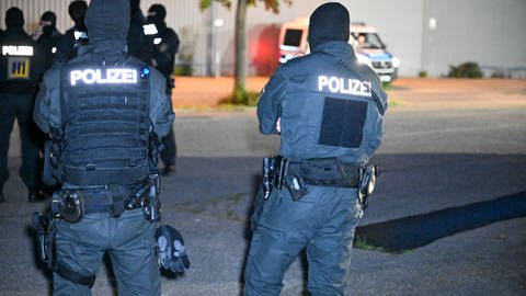 Beamte der Beweissicherungs- und Festnahmeeinheit (BFE) der Polizei sind am Samstagabend in Bopfingen (Ostalbkreis) im Einsatz