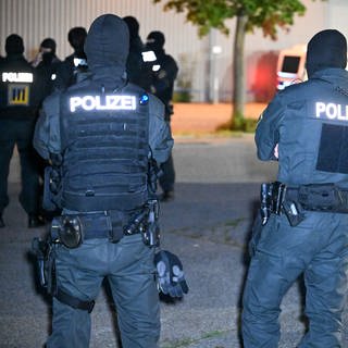 Beamte der Beweissicherungs- und Festnahmeeinheit (BFE) der Polizei sind am Samstagabend in Bopfingen (Ostalbkreis) im Einsatz