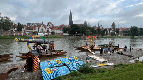 Am Neu-Ulmer Ufer bauen die Zünfte und Vereine die Themenboote für das Nabada an Schwörmontag 2024 auf.