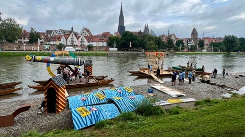 Boote beim Nabada in Ulm.