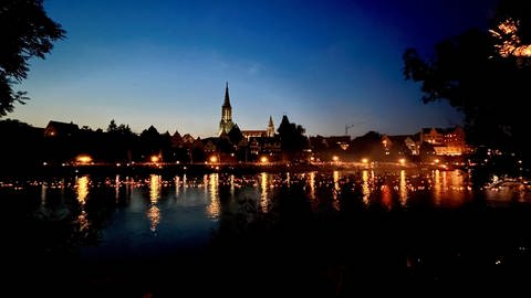 Tausende Lichter schwimmen bei der Lichterserenade in Ulm auf der Donau. 