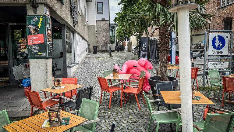 Ein einzelner Flamingo in der Ulmer Innenstadt wartet auf seinen Einsatz beim Nabada am Nachmittag.