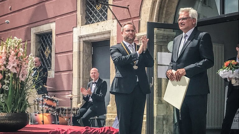 Ulms Oberbürgermeister Martin Ansbacher (li.) verleiht seinem Vorgänger Gunter Czisch die Ehrenbürgerwürde