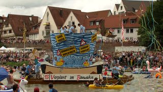 Das Themenboot von Fan Attack Ulm beim Nabada am Schwörmontag 2024. 