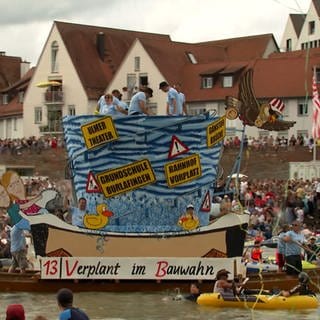 Das Themenboot von Fan Attack Ulm beim Nabada am Schwörmontag 2024. 
