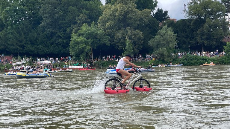 Auf der Donau trifft man an Schwörmontag die seltsamsten Gefährte - der Radfahrer auf dem Wasser gehört jedes Jahr aufs Neue mit dazu.