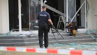 In Altenstadt (Neu-Ulm) ist am Mittwochmorgen ein Geldautomat gesprengt worden. Die Täter sind laut Polizei auf der Flucht.