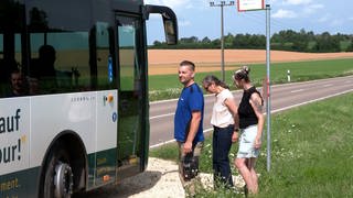 Verärgerte Anwohnerinnen und Anwohner an der Bushaltestelle an einer Landstraße in Neresheim-Stetten