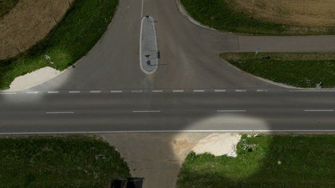 Die Bushaltestelle liegt unmittelbar an einer Landstraße in Neresheim-Stetten im Ostalbkreis.