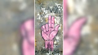 Eine Hand hebt sich zum Schwur - der Titel: "Schwörmontag 2024". Es ist die neuste Arbeit des Münchner Künstlers Carl-h1 Daxl, die er als Stadtzeichner auf Zeit malte. 