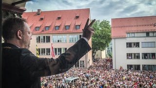 Oberbürgermeister Martin Ansbacher legt zum ersten Mal den traditionellen Schwur vor den geladenen Gästen auf dem Weinhof in Ulm ab. 