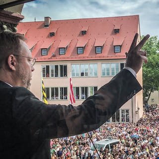 Oberbürgermeister Martin Ansbacher legt zum ersten Mal den traditionellen Schwur vor den geladenen Gästen auf dem Weinhof in Ulm ab. 