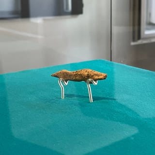 Der "Fund des Jahres" des Urgeschichtlichen Museums Blaubeuren: Ein kleiner Otter aus Mammutelfenbein.