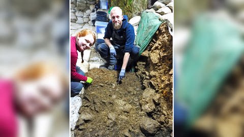 Er hat den Otter aus Elfenbein bei Grabungen am Hohle Fels in Schelklingen entdeckt: Student Frederik Mygdam (rechts).