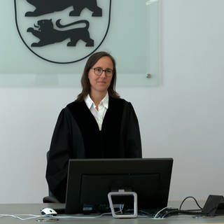 Die Vorsitzende Richterin am Landgericht Ulm hat am Montag die Entscheidung im Erbstreit um Erwin Müller verkündet - die Klage seiner Adoptivkinder wurde abgewiesen.