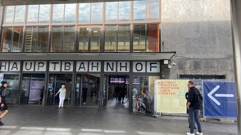 So sieht der Eingang zum Empfangsgebäude des Ulmer Hauptbahnhofs derzeit aus. Die Halle stammt im Wesentlichen aus den 50er Jahren. Das Bahnhofsgebäude bleibt während des Umbaus zweieinhalb Jahre geschlossen.