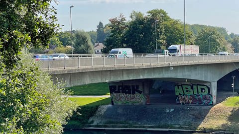 Brücke mit Verkehr. Die jetzige sechsspurige Adenauerbrücke über die Donau zwischen Ulm und Neu-Ulm wird von einem achtspurigen Ersatzneubau abgelöst. Das Regierungspräsidium von Schwaben hat den Planfeststellungsbeschluss genehmigt (Archivbild).