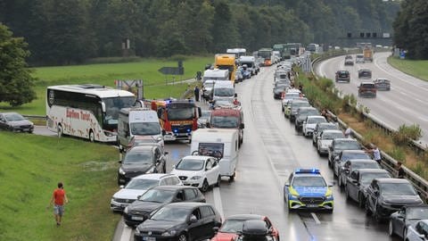 Stau auf der A8 - die Autofahrer bilden eine Rettungsgasse. Ein Polizeiwagen fährt hindurch. Auch auf der Auffahrt Seligweiler stehen Fahrzeuge.