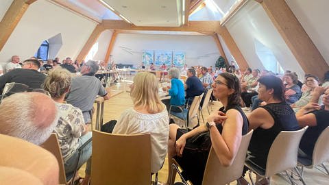 Viele Menschen in einem Sitzungssaal. Turbulente Gemeinderatssitzung: So voll wie nie war es, als sich Befürworter und Gegner des Ponyhof-Standortes im Sitzungssaal des Rathauses Lauchheim trafen.