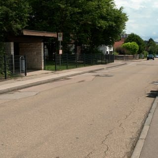 Die Straße im Zentrum von Stetten. Hier gibt es auch eine kleine Bushaltestelle. 
