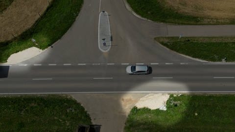 Die Bushaltestelle ist aus vogelperspektive zu sehen und liegt unmittelbar an Neresheim-Stetten im Ostalbkreis.