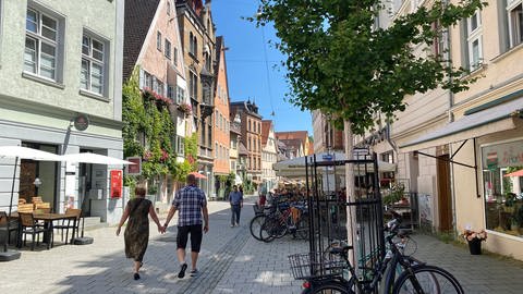 Der Blick in die Herrenkellergasse mit blumenberankten Häusern. Malerisch, so ohne Verkehr. So soll es bald die meiste Zeit des Tages aussehen. Bislang dürfen die Geschäfte und Restaurants bis 22 Uhr beliefert werden. Diese Lieferzeiten werden verkürzt.