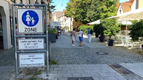 Streit über Lieferverkehr in den Fußgängerzonen in Ulm, Lieferzeiten werden verkürzt. Darüber ärgern sich die Händler. Ein Schild am Eingang der Fußgänzerone weist auf die Bestimmungen hin.