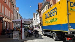 Noch ist das von 5 bis 22 Uhr erlaubt. Zum Ein LKW in der engen Fußgängerzone. Liefern und Abholen dürfen LKW und andere Transporter die Fußgängerzone Herrenkellergasse Dreikönigsgasse befahren. Streit über Lieferverkehr in den Fußgängerzonen in Ulm, Lieferzeiten werden verkürzt.