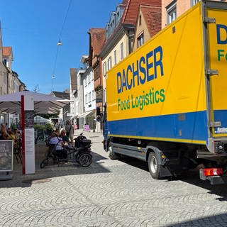 Noch ist das von 5 bis 22 Uhr erlaubt. Zum Ein LKW in der engen Fußgängerzone. Liefern und Abholen dürfen LKW und andere Transporter die Fußgängerzone Herrenkellergasse Dreikönigsgasse befahren. Streit über Lieferverkehr in den Fußgängerzonen in Ulm, Lieferzeiten werden verkürzt.