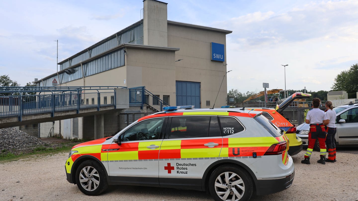 Am Ulmer Donau-Kraftwerk parken Einsatzkräfte, nachdem dort eine Leiche in der Donau gefunden wurde.