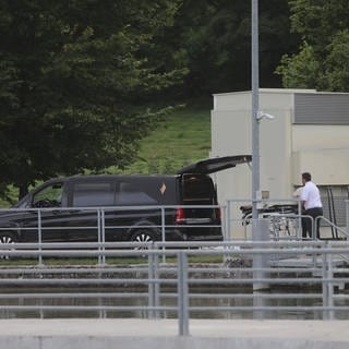 In der Nähe des Wasserwerks an der Donau haben Passanten die Leiche des vermissten 17-Jährigen gefunden. Er soll am Freitag versucht haben, durch die Donau zwischen Ulm und Neu-Ulm zu schwimmen und war untergegangen. Die Leiche wurde geborgen.