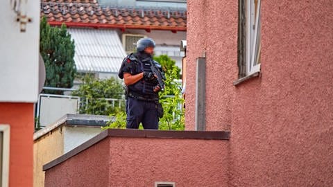 Ein Zeuge hat in Heidenheim einen Angriff mit einer Machete gemeldet - die Polizei rückte mit einem Großaufgebot aus. 