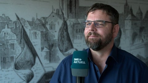 Martin Walke von der IHK Ulm im Interview mit dem SWR. Er grinst leicht. Der Branchenbetreuer für den Einzelhandel berät Unternehmen im Kampf gegen Ladendiebstähle. 