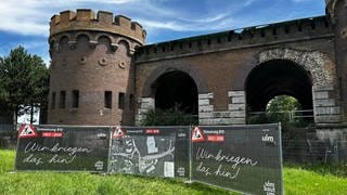 Vertragsunterzeichnung am Blaubeurer Tor in Ulm