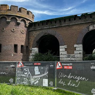 Vertragsunterzeichnung am Blaubeurer Tor in Ulm