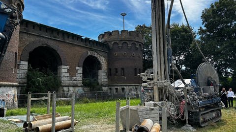 Erste Bodenvermessungen rund um das Blaubeurer Tor in Ulm laufen bereits. 