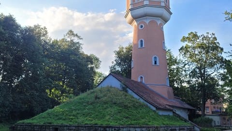 Der bekannte Wasserturm im Glacis-Park Neu-Ulm gehört zur Bundesfetung Ulm und steht auf einem ehemaligen Pulvermagazin und wurde um 1900 auf diesem ungewöhnlichen Fundament erbaut. Der Förderkreis öffnet den alten Pulver-Keller exklusiv am Tag der Festung für Besucher.