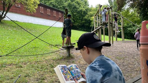 Die einen toben, die anderen lassen es lieber gemütlicher angehen und lesen. Im Ruhetal in Ulm können die Kinder frei entscheiden, was sie in ihren Ferien machen wollen.