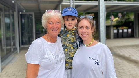 Drei Generationen, und alle sind als Kind in den Ferien im Ruhetal gewesen: Helga Stähle (links), Enkel Linus (mitte) und Tochter Julia Fibich (rechts). Julia Fibich leitet sogar seit Jahren eine Gruppe im Ruhetal.