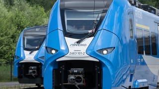 Die neuen blauen Züge von Arverio. Auf der Riesbahn fahren die Züge von Averio derzeit nur tagsüber. Der Grund: Personalmangel bei den Stellwerken Lauchheim und Bopfingen. Nachts fahren Busse.