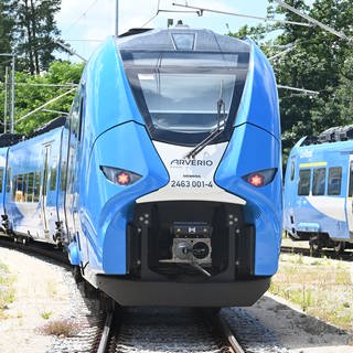 Zwei blaue Arverio-Züge stehen auf Gleisen (Symbolbild). Inzwischen fahren solche Züge auf der Riesbahn zwischen Aalen und Nördlingen nur noch tagsüber. Der Grund: Die Deutsche Bahn hat Probleme an Stellwerken in Lauchheim und Bopfingen.