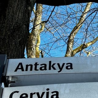 Auf einem Ortsschild steht der Name der Aalener Partnerstadt Antakya und die Entfernung - 3.000 Kilometer. Lange schon unterstützt die Stadt Aalen ihre türkische Partnerstadt AntakyaHatay. Nun musste ein großes Hilfsprojekt - eine neue Klinik - bgestoppt werden.